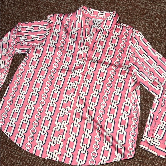 Maison D’Amelie Tops - Maison d’ Amélie button down blouse pink Cuban chain link silky v veck